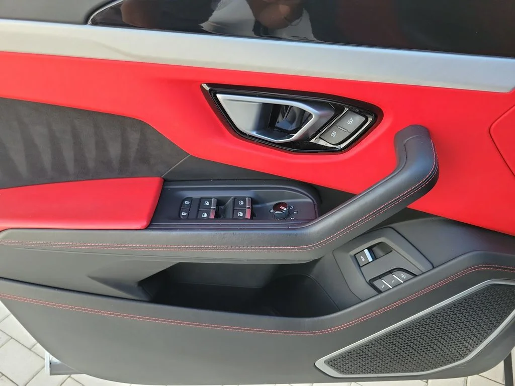 Used 2022 White Lamborghini Base image 17