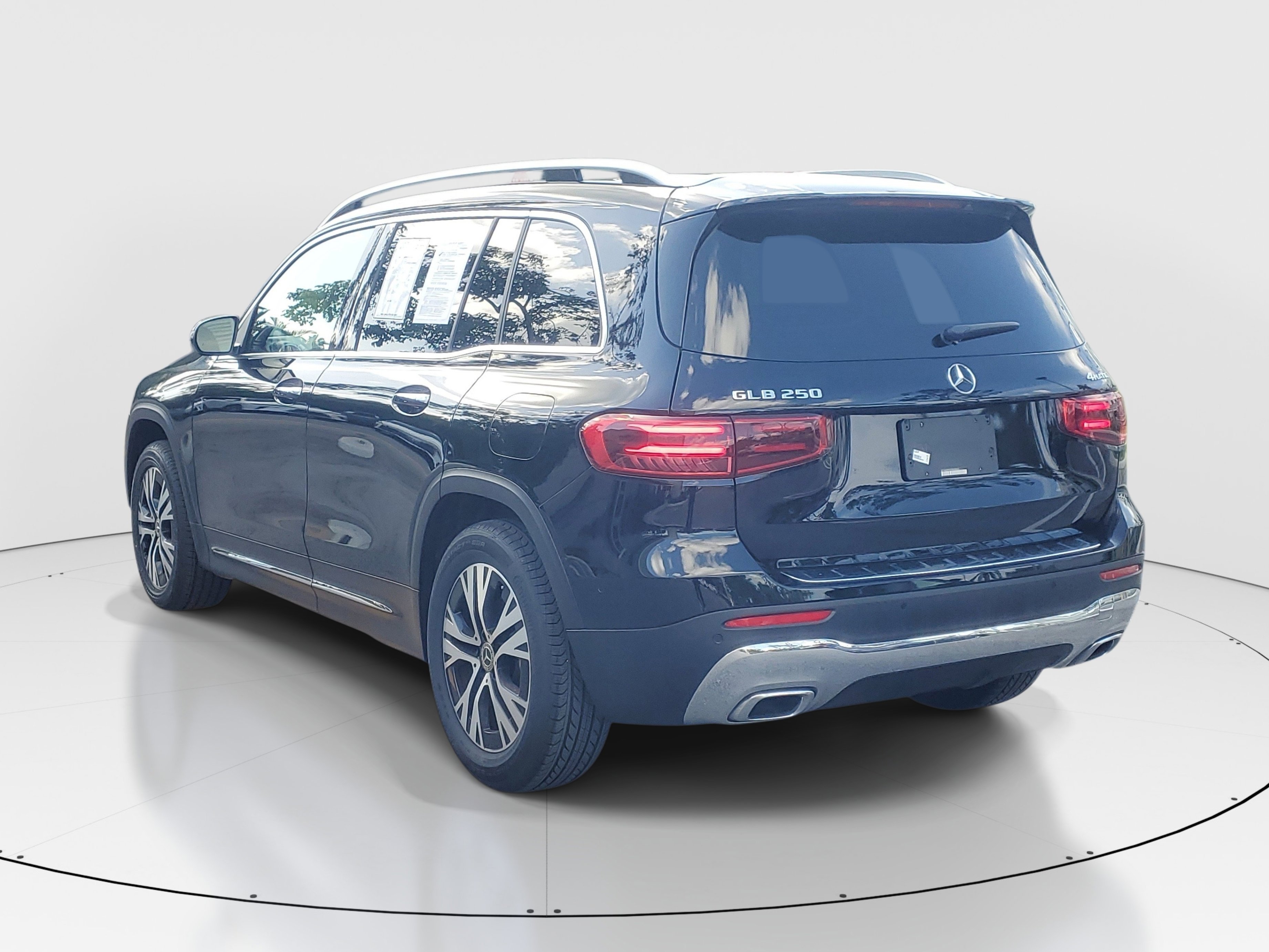 Used 2025 Black Mercedes-Benz GLB 250 image 5
