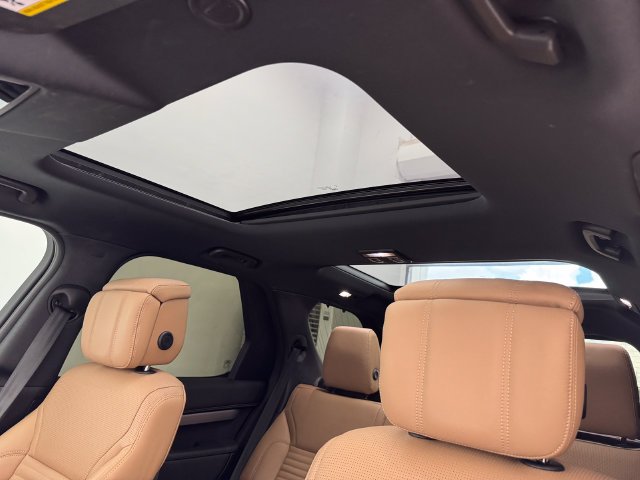 Used 2024 Fuji White Land Rover Dynamic SE image 5