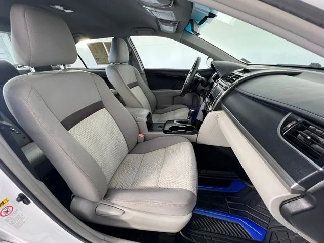 Used 2014 White Toyota LE image 33