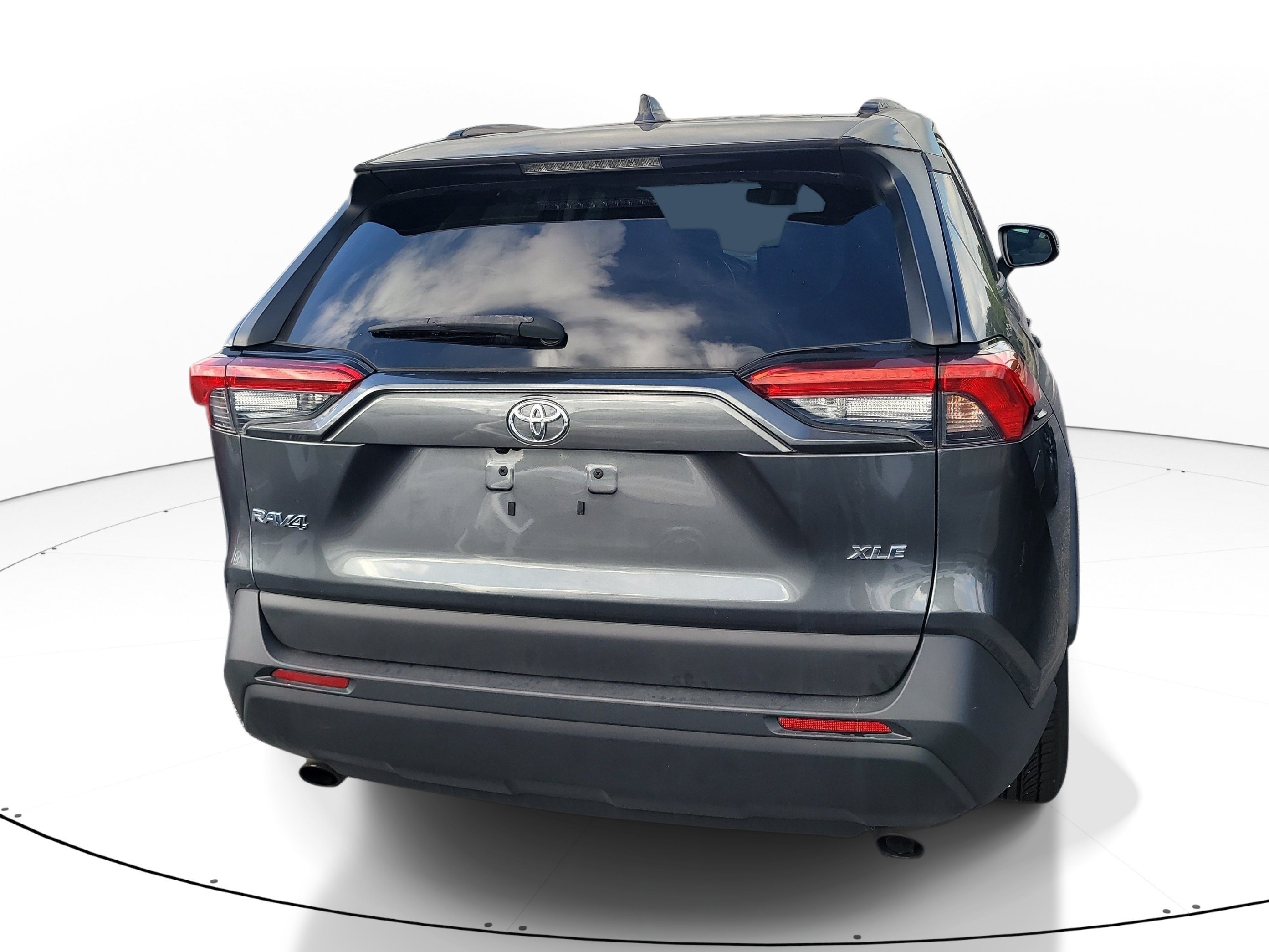 Used 2020 Magnetic Gray Metallic Toyota XLE image 5