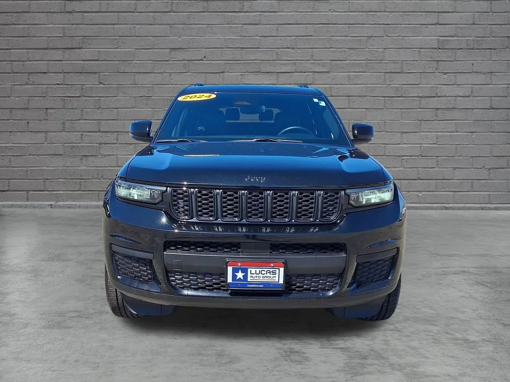 Used 2024 Diamond Black Crystal Pearlcoat Jeep Altitude image 4