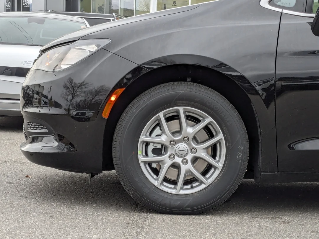 New 2026 Black Chrysler SXT - - FWD - Power Liftgate - Power Sliding Doors - Leather & More! image 10