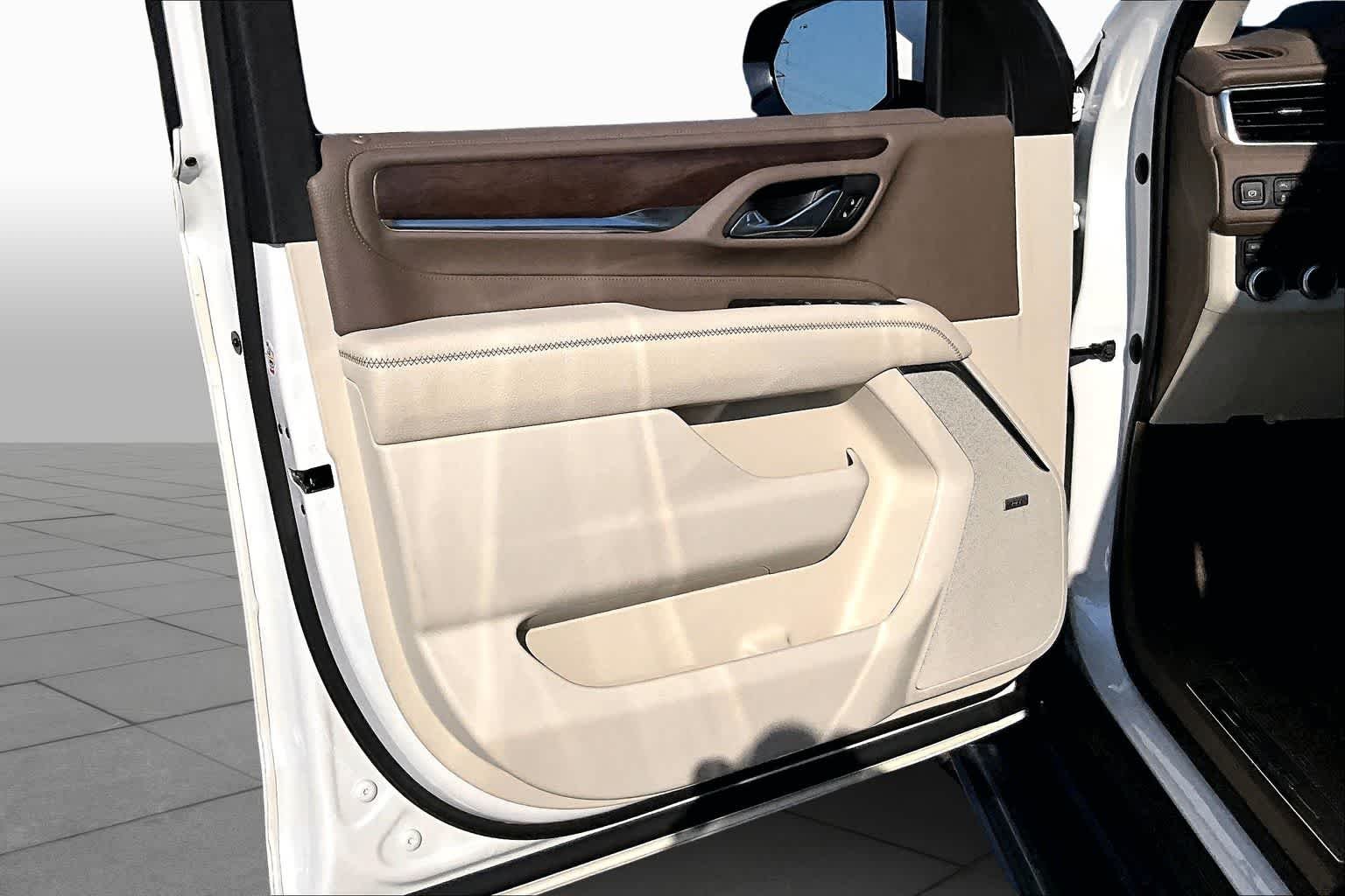 Used 2021 White Frost Tricoat GMC Denali image 25