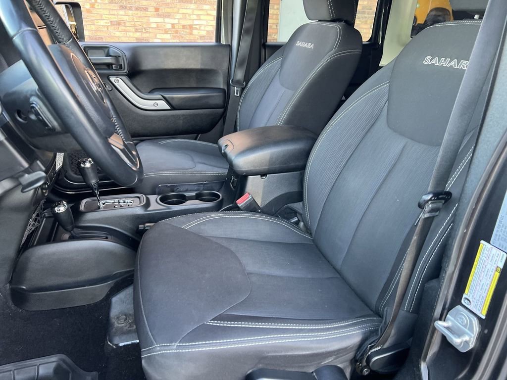 Used 2018  Jeep Sahara image 17