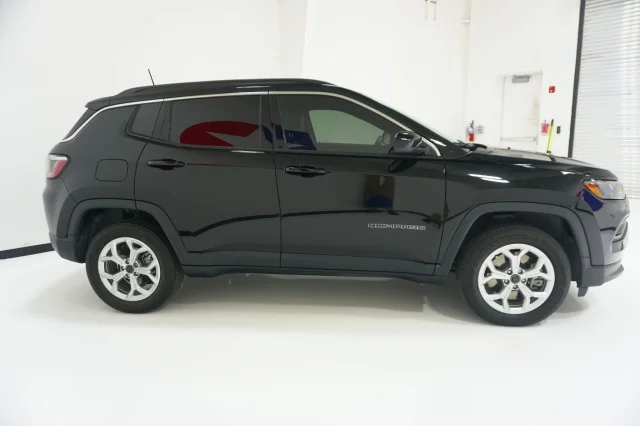 Used 2025 Diamond Black Crystal Pearlcoat Jeep Latitude image 4