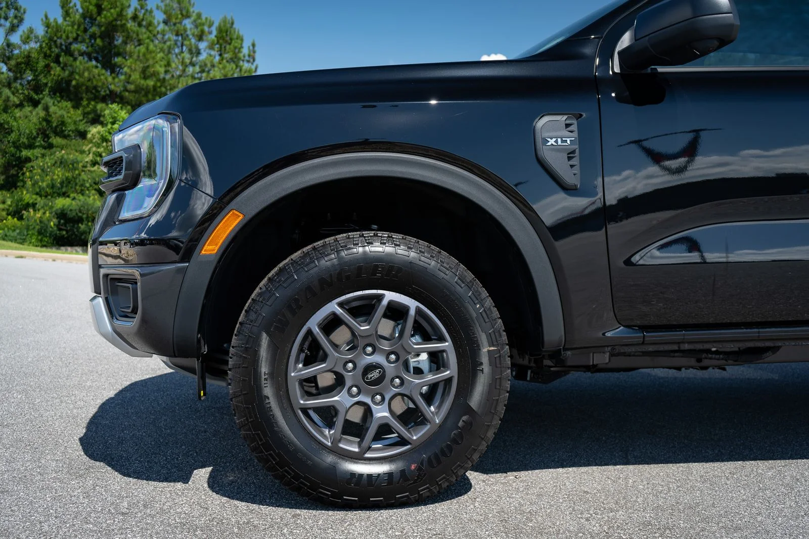 New 2026 Shadow Black Ford XLT image 4