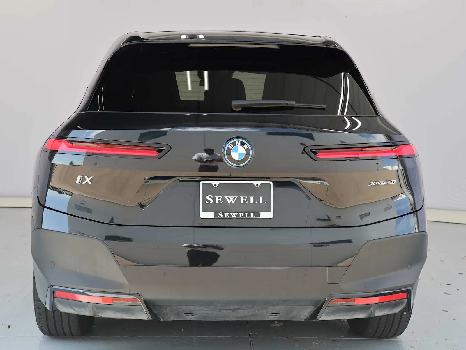 Used 2023 Black Sapphire Metallic BMW xDrive50 image 8