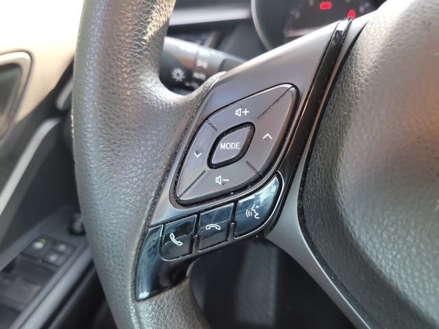 Used 2020 White Toyota LE image 24