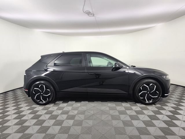 Used 2024 Black Hyundai SE image 6