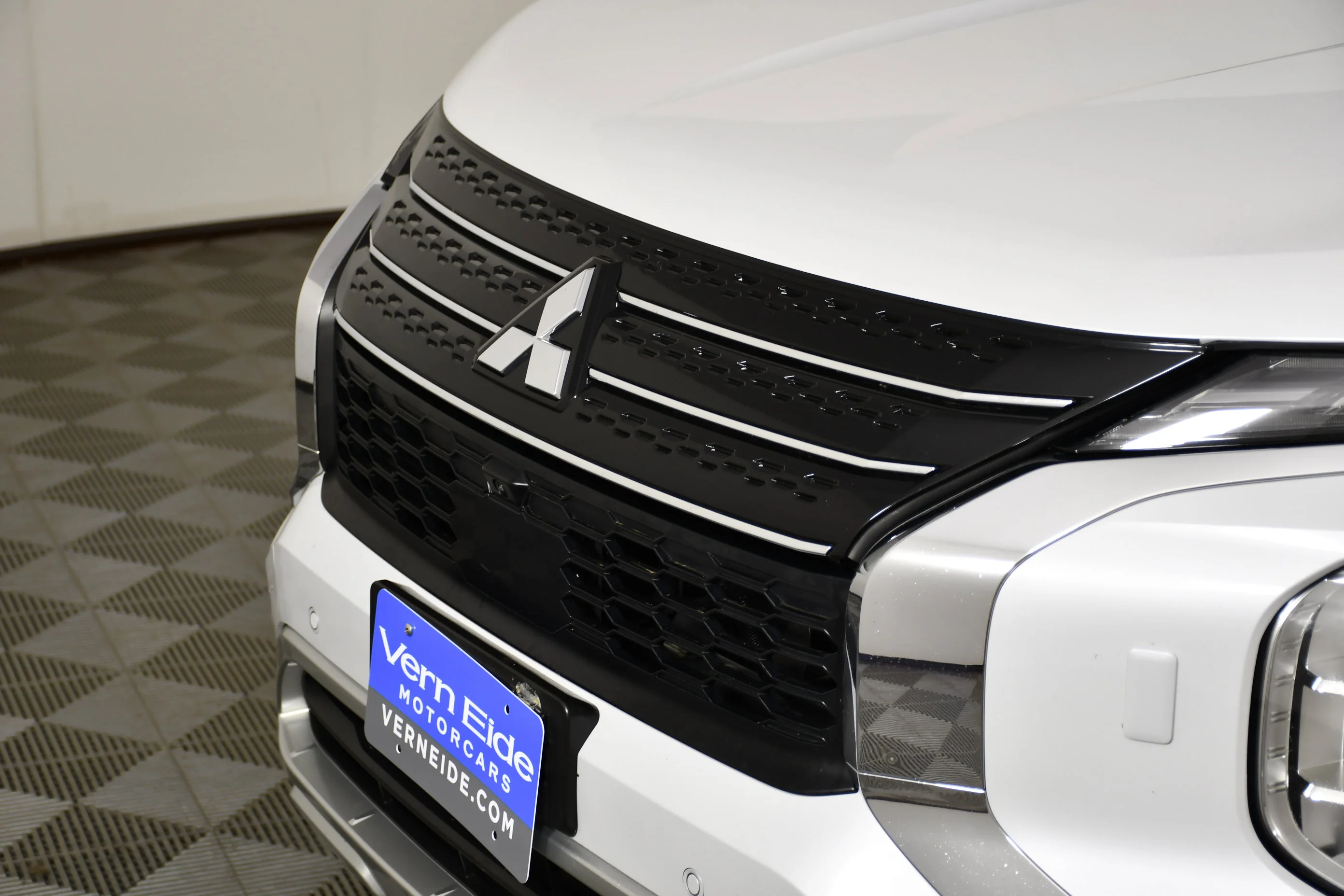 Certified Used 2023 White Diamond Mitsubishi SE image 11