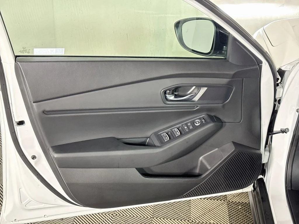 Used 2025 Platinum White Pearl Honda SE image 10