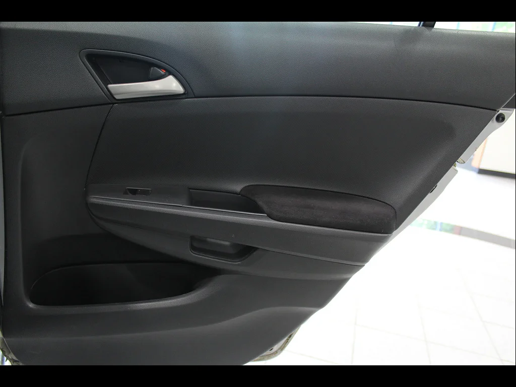 Used 2008 Alabaster Silver Metallic Honda LX image 22
