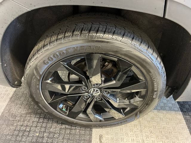 Certified Used 2023 Black Volkswagen 1.5T SE image 14