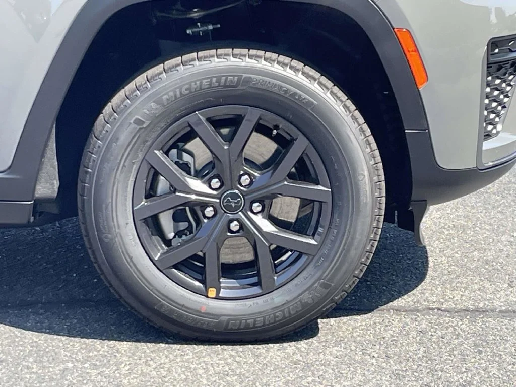 New 2027 Sting-Gray Clear-Coat Paint Jeep Laredo Altitude image 10