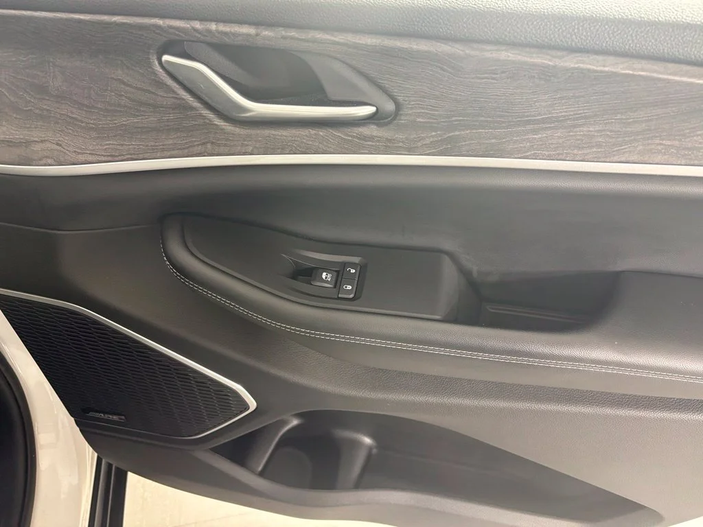 Used 2022 White Jeep Limited image 12