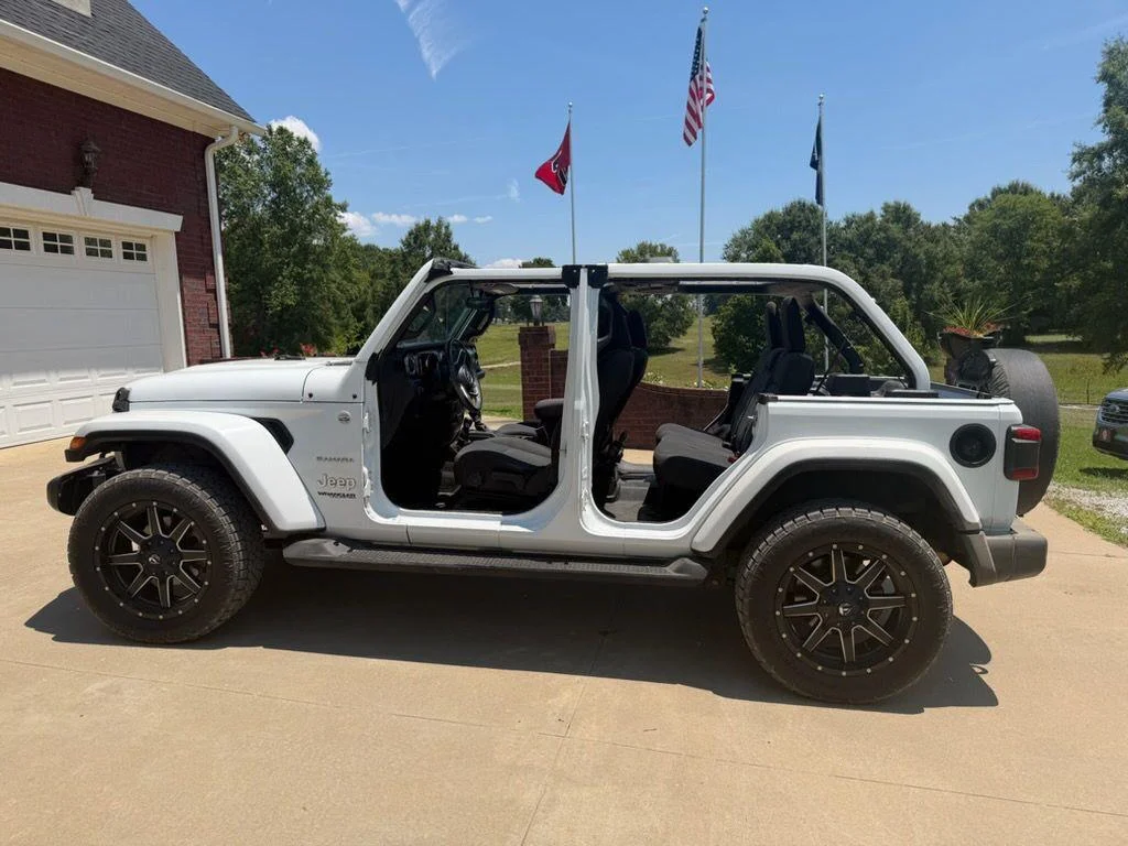 Used 2018 Bright White Clearcoat Jeep Sahara image 13