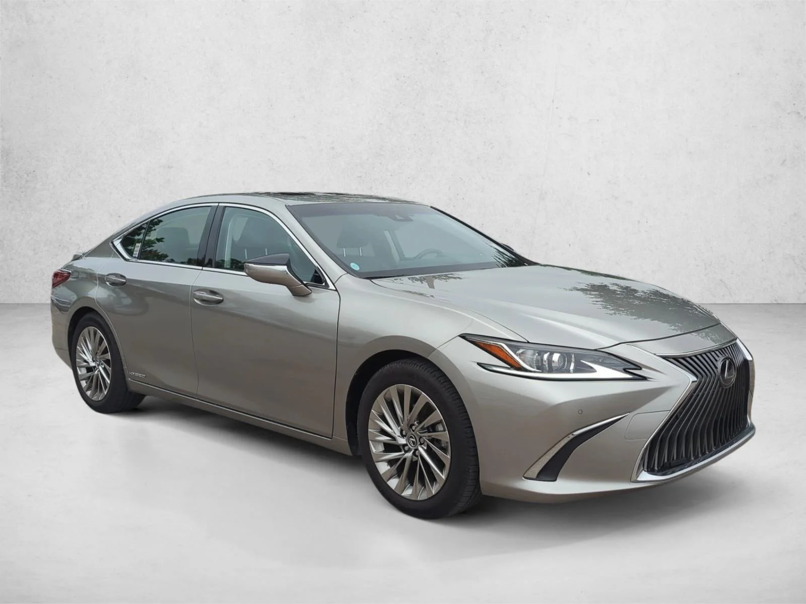 Used 2019 Atomic Silver Lexus ES 300h Luxury image 3