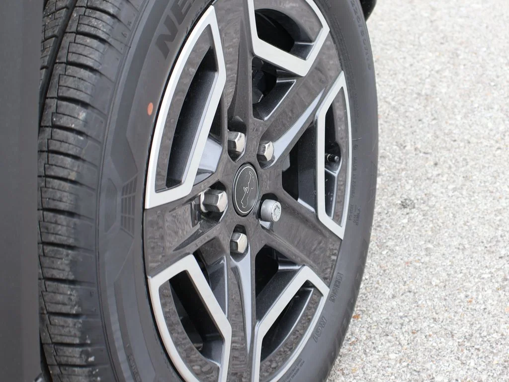 New 2026 Diamond Black Crystal Pearl-Coat Exterior Paint Jeep Limited image 40