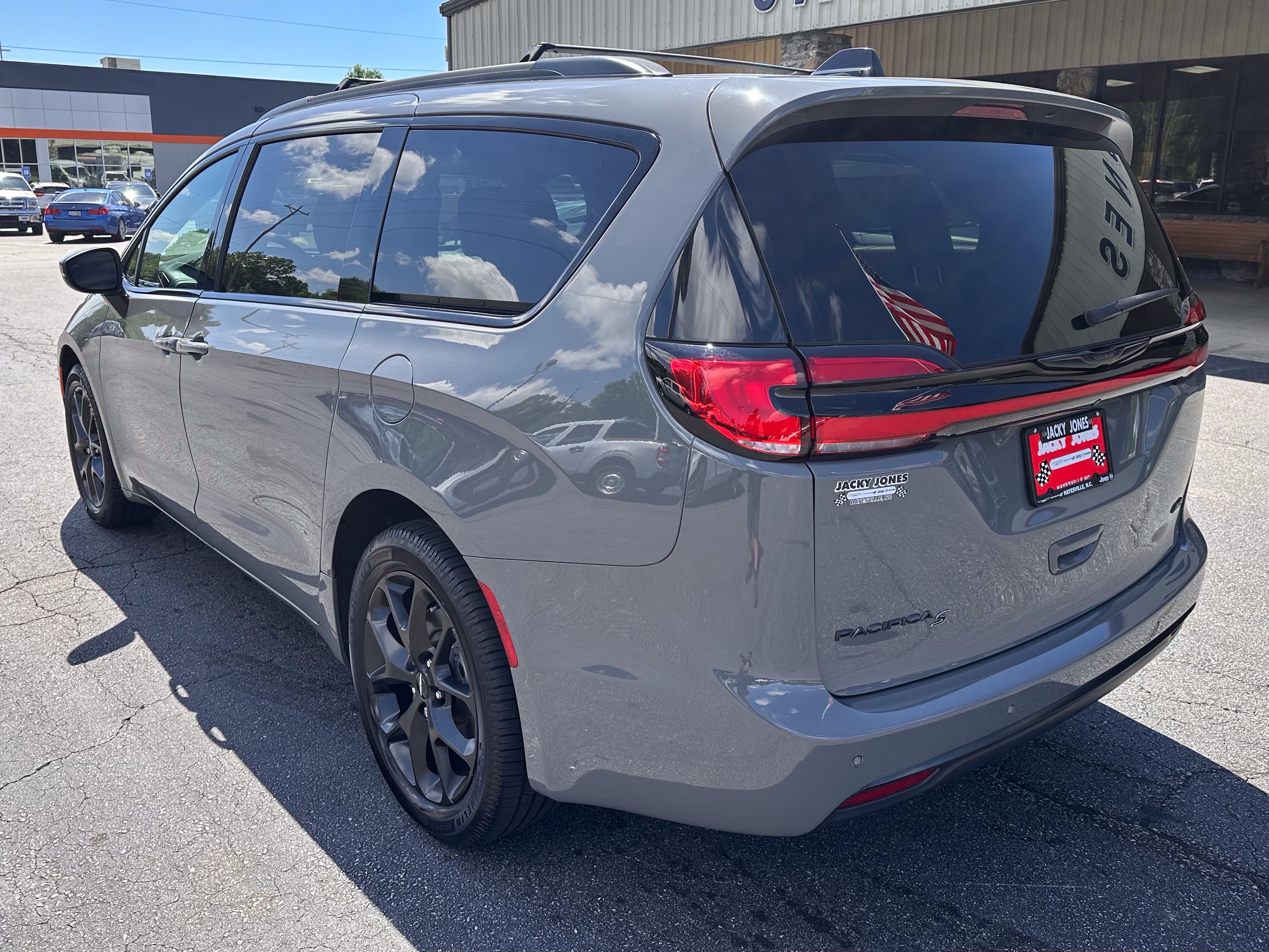 Certified Used 2023 Ceramic Gray Clearcoat Chrysler Touring L image 8