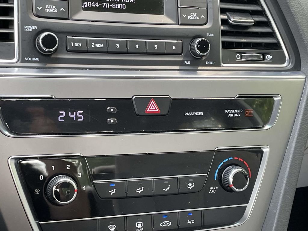 Used 2017 White Hyundai Base image 24