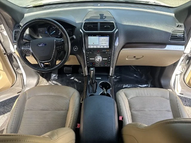 Used 2017 White Ford Limited image 9