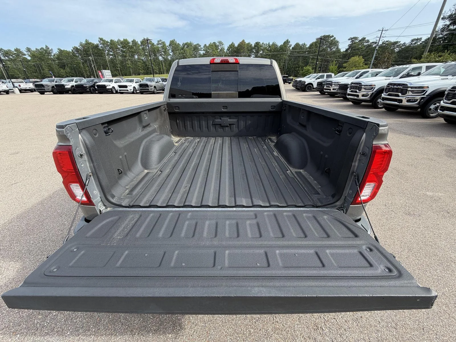Used 2017 Pepperdust Metallic Chevrolet High Country image 15