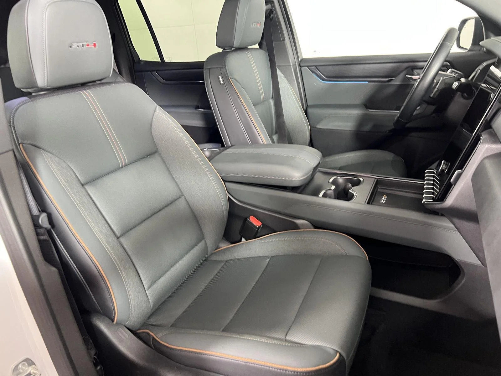 Used 2025 Summit White GMC AWD AT4 image 30