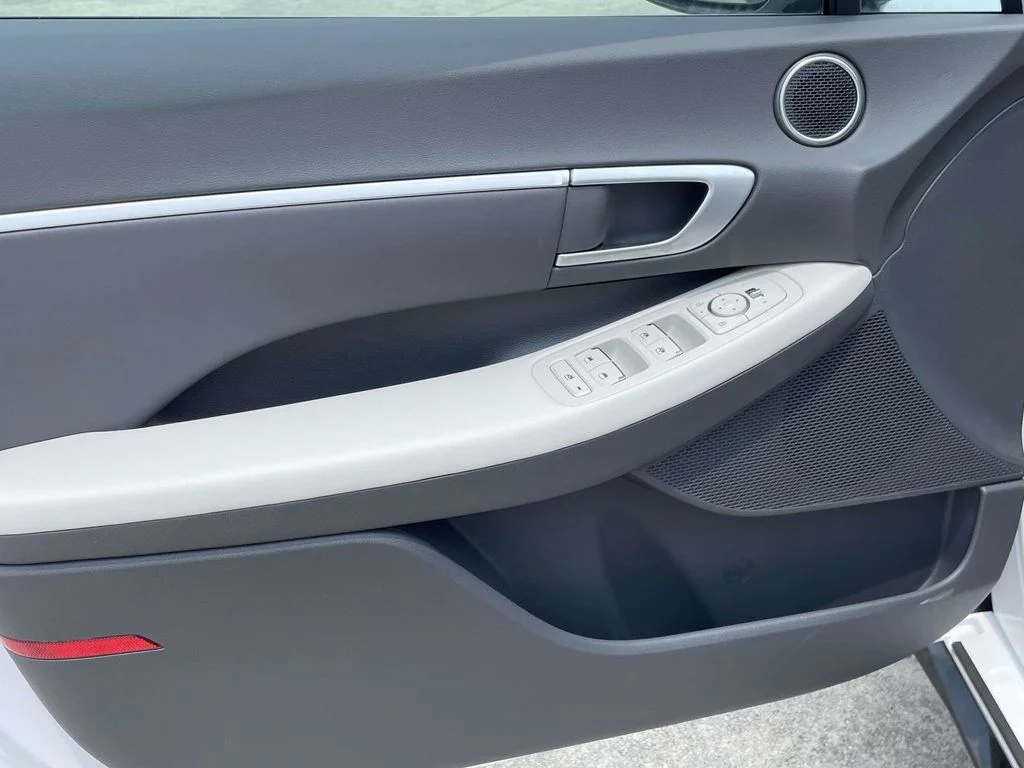 New 2026 White Hyundai SE image 13