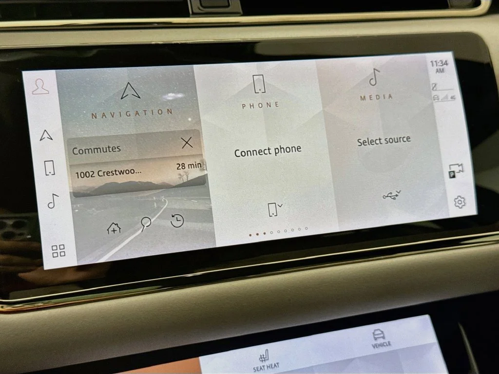 Used 2023 Gray Land Rover R-Dynamic SE image 18