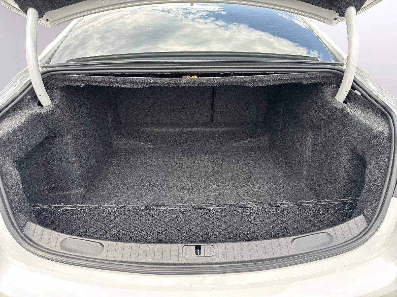 Used 2019 IRIDESCENT PEARL TRICOAT Chevrolet Premier image 32