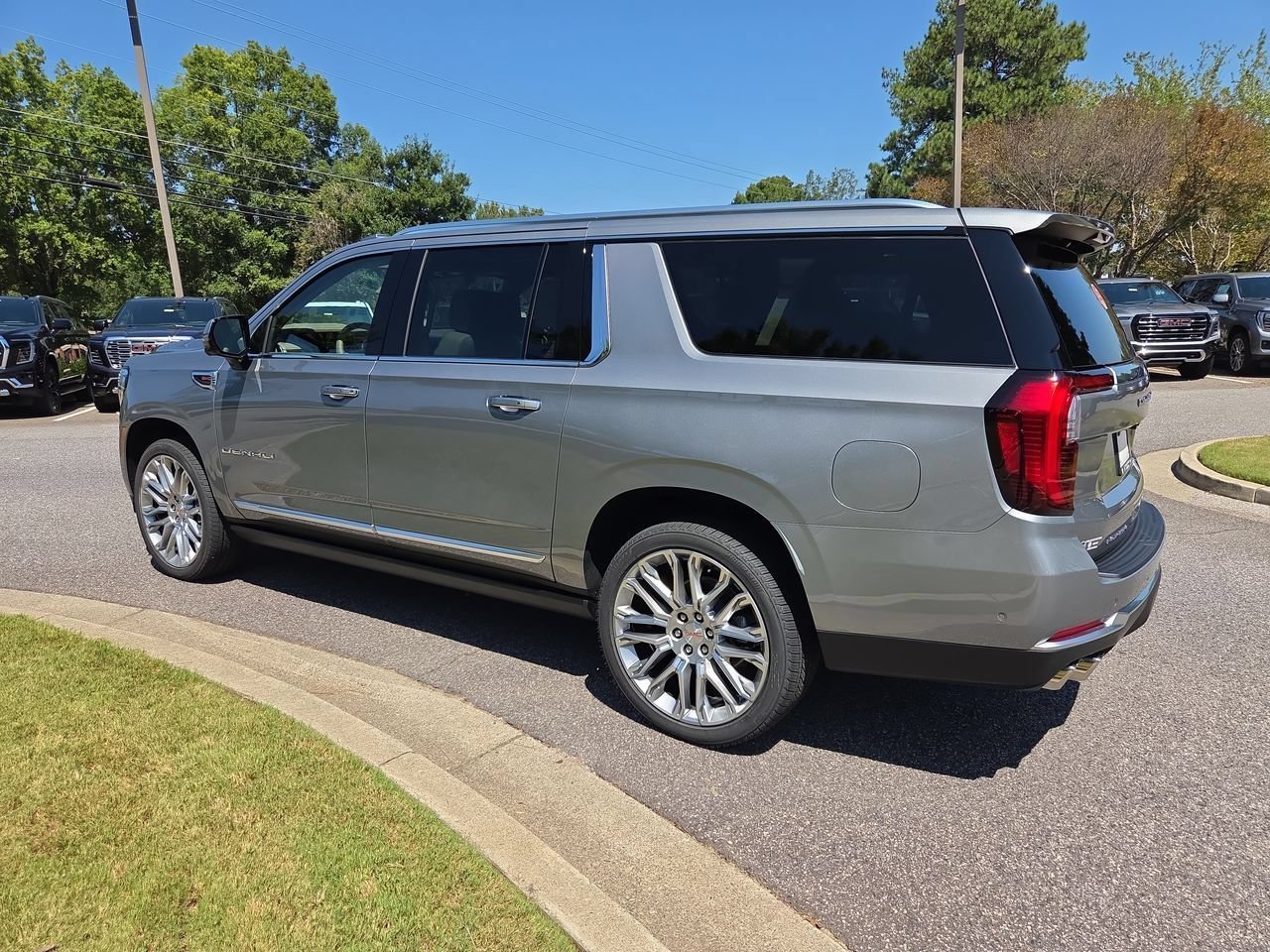 2026 GMC Yukon XL Denali - Photo 6
