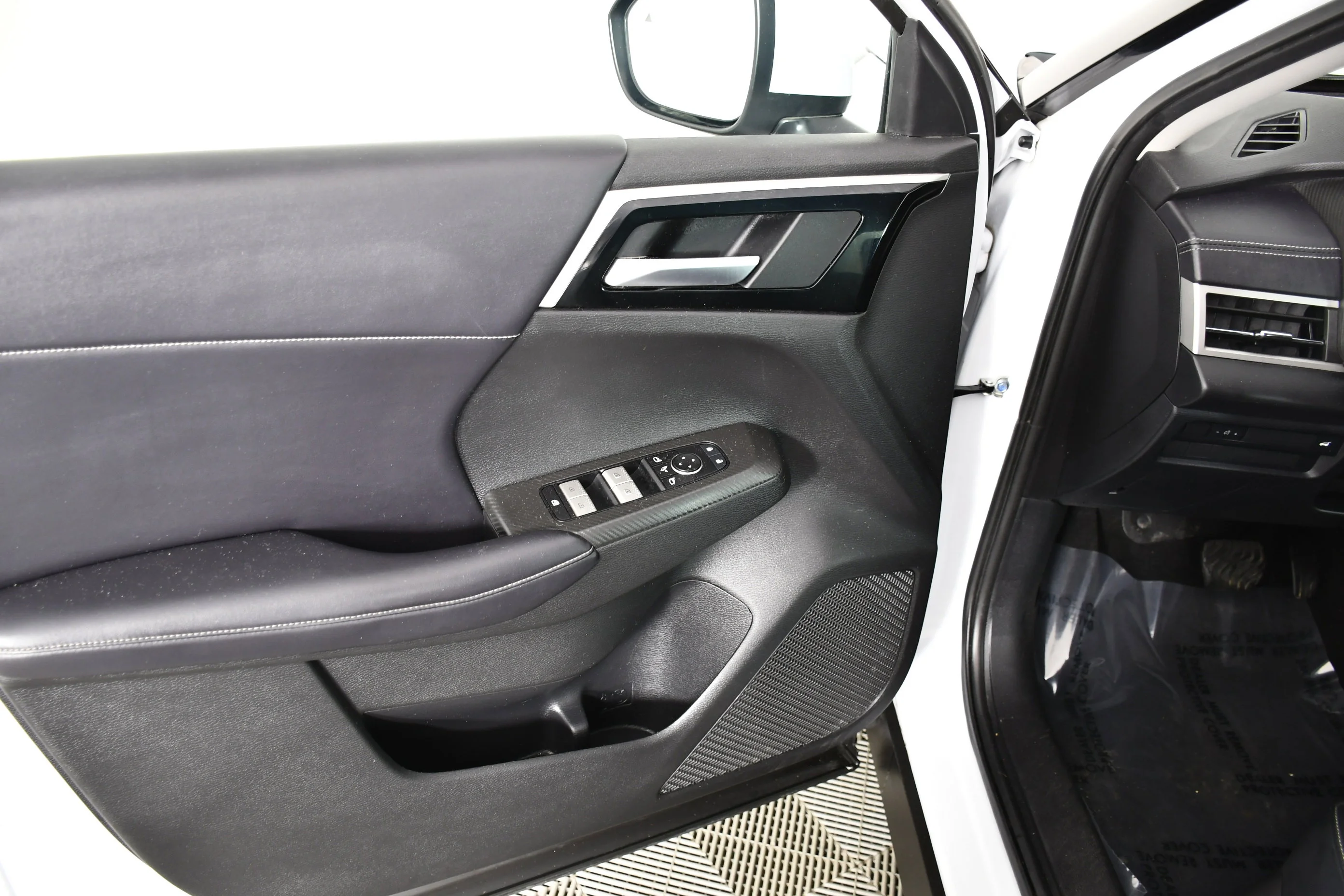 Certified Used 2023 White Diamond Mitsubishi SE image 35