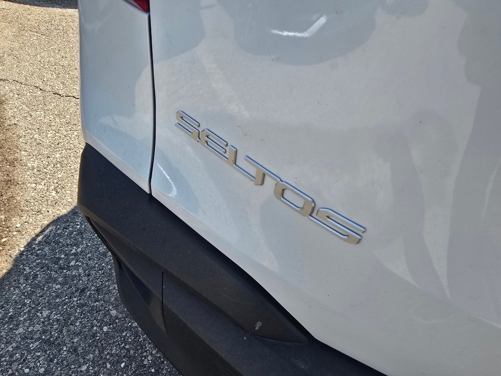 Used 2026 Snow White Pearl Kia LX image 10