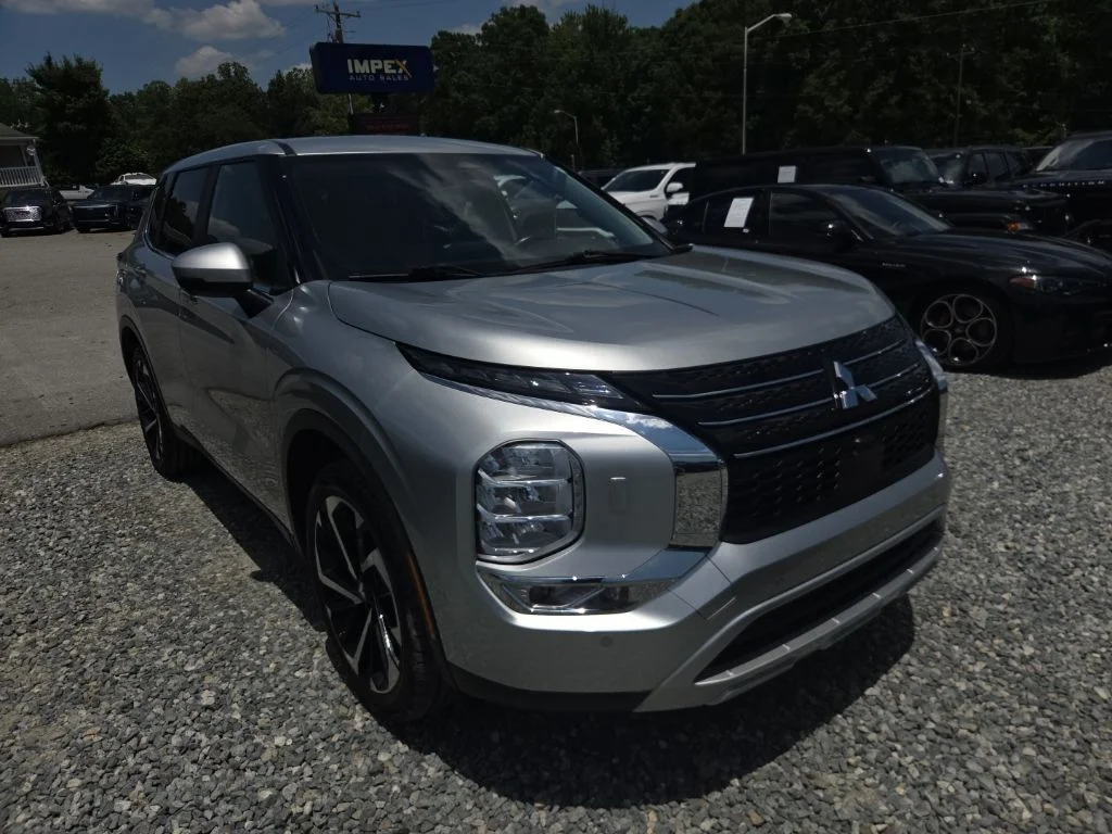 Used 2024 Gray Mitsubishi SE image 2