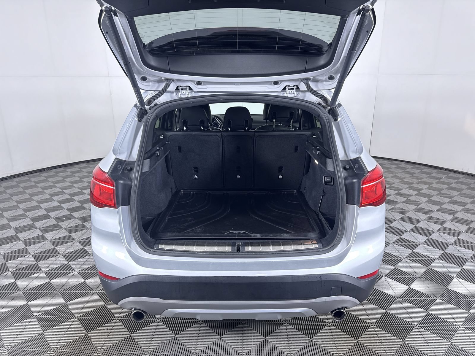 Used 2018 Glacier Silver Metallic BMW xDrive28i image 23