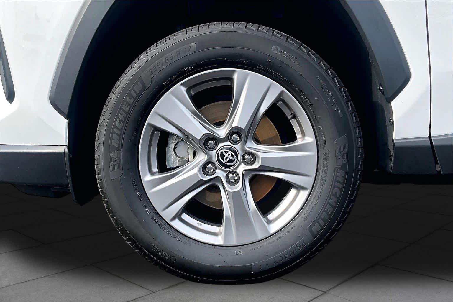Used 2025 Ice Cap Toyota XLE image 21