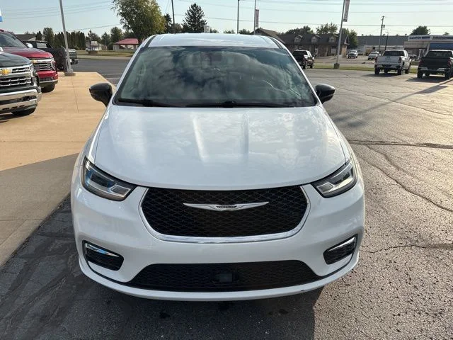 Used 2024 White Chrysler Touring L image 10