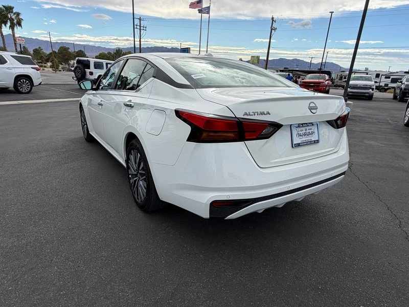 Used 2025 Glacier White Nissan SV image 5