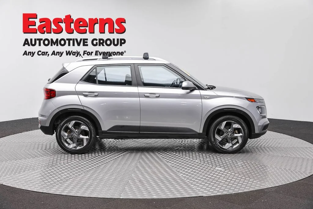 Used 2023 Silver Hyundai SEL image 4