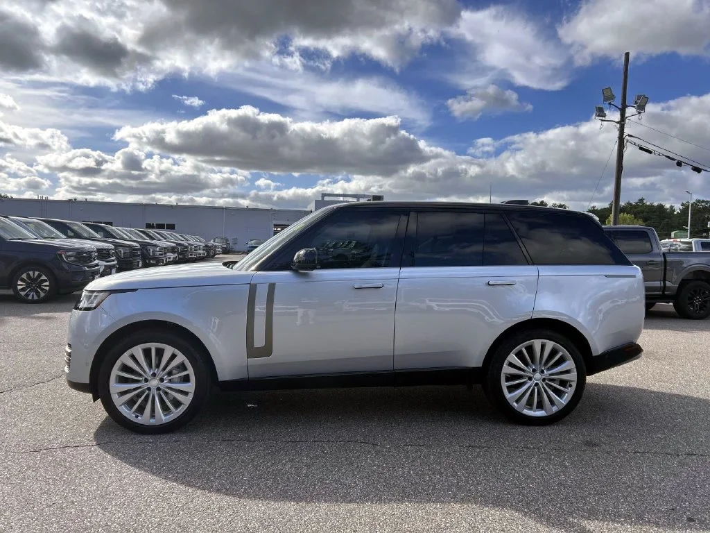 Used 2025  Land Rover SE image 6