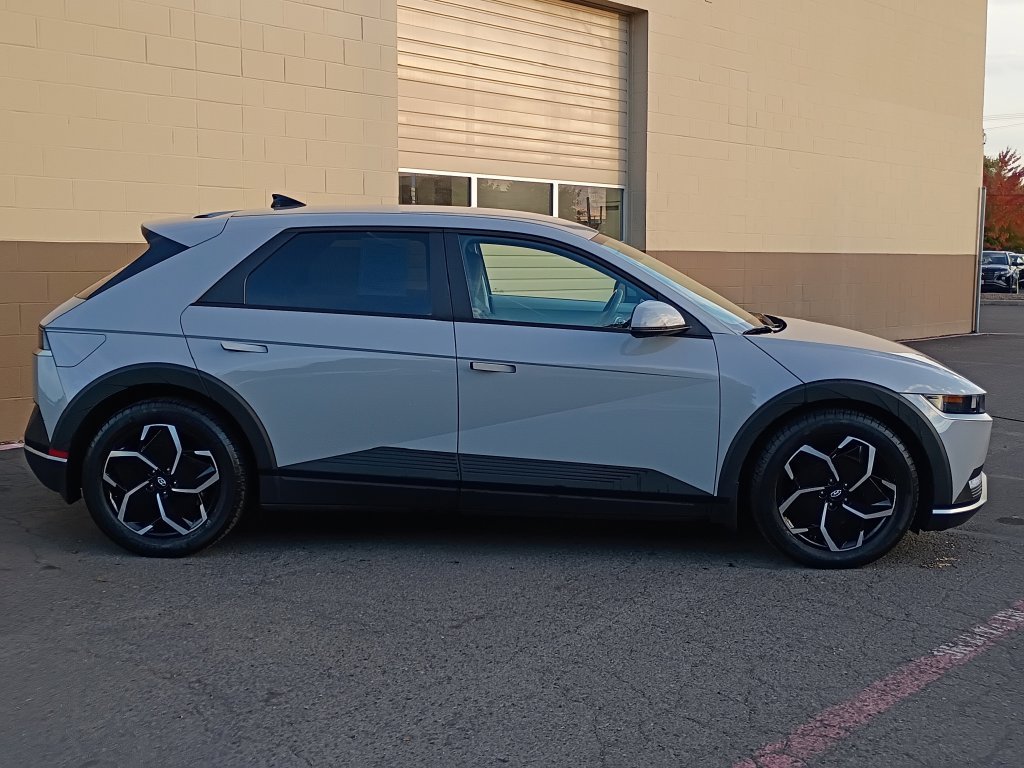 Used 2023 Cyber Gray Hyundai SE image 3