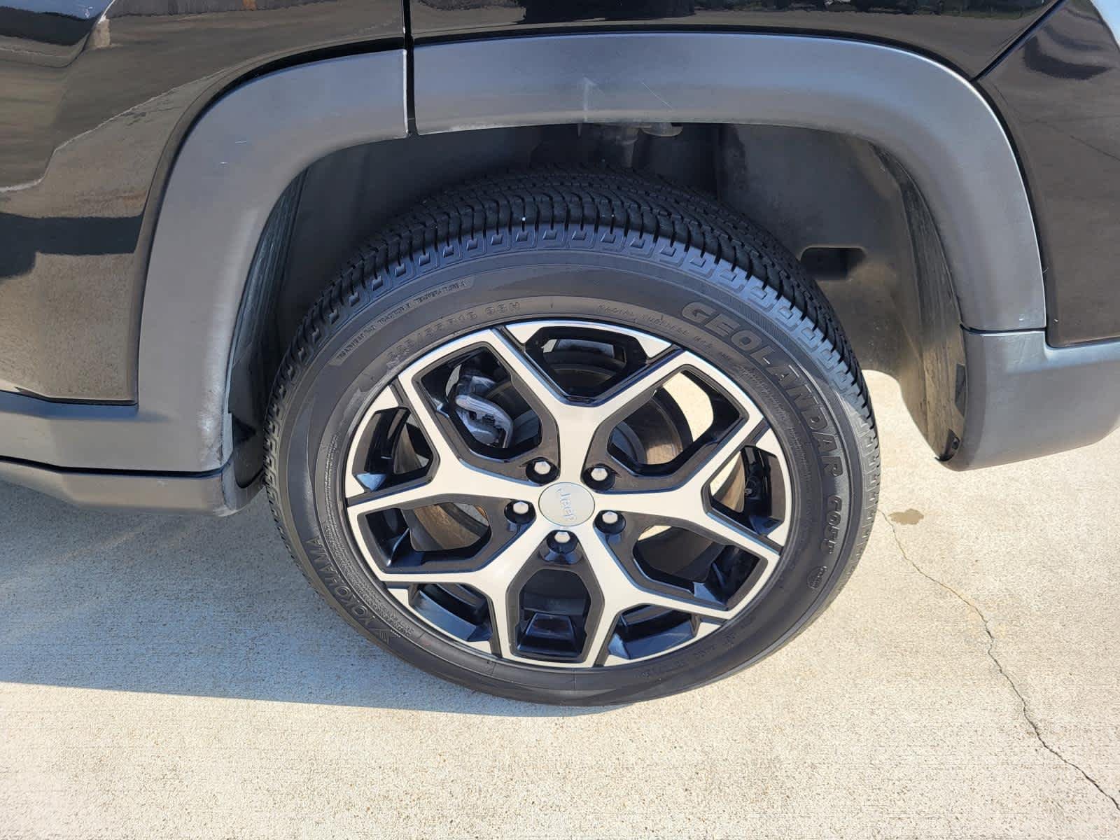 Used 2024 Diamond Black Crystal Pearlcoat Jeep Latitude image 25