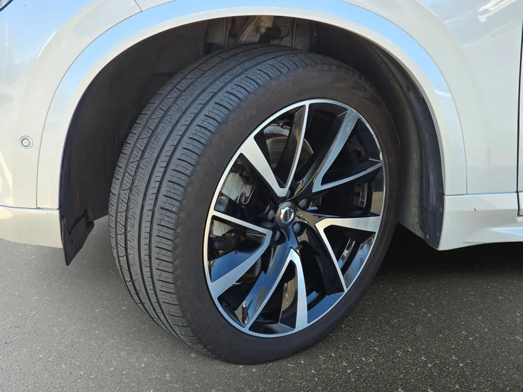 Used 2019 White Volvo T6 Momentum image 36