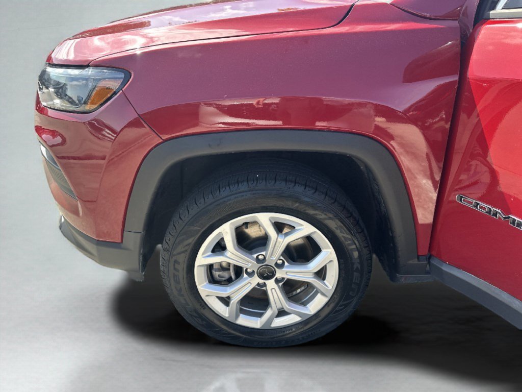 Used 2025 Red Hot Pearlcoat Jeep Latitude image 24