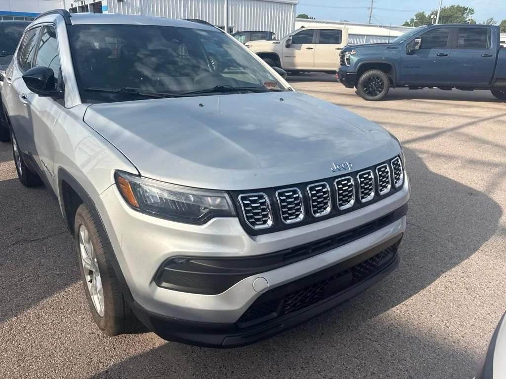 Used 2024 Silver Jeep Latitude image 3
