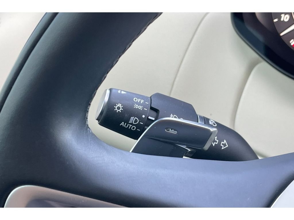 Used 2023 Fuji White Land Rover SE image 37