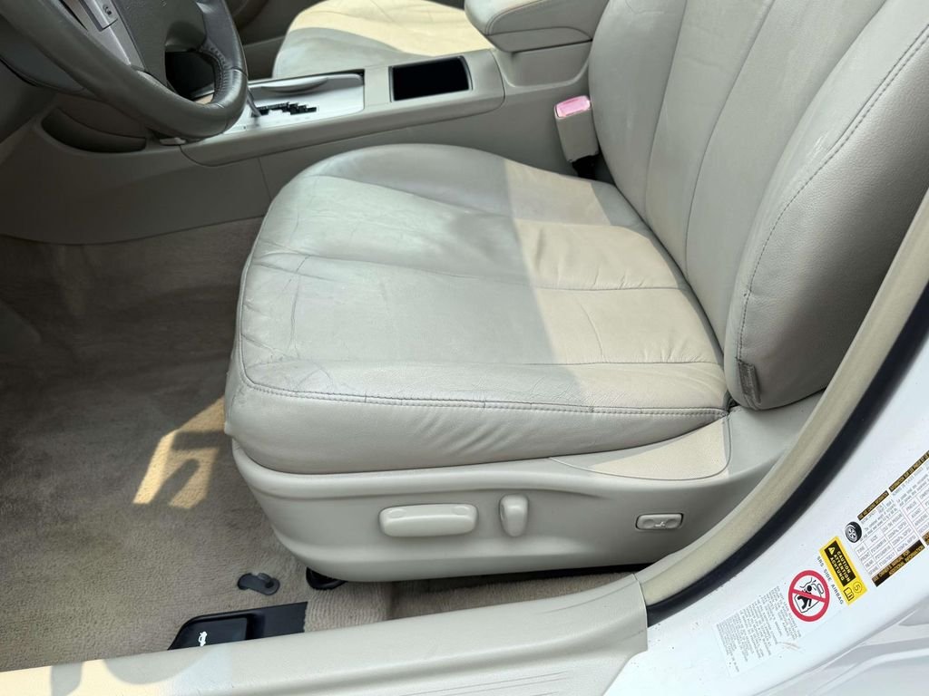 Used 2007 White Toyota Base image 17