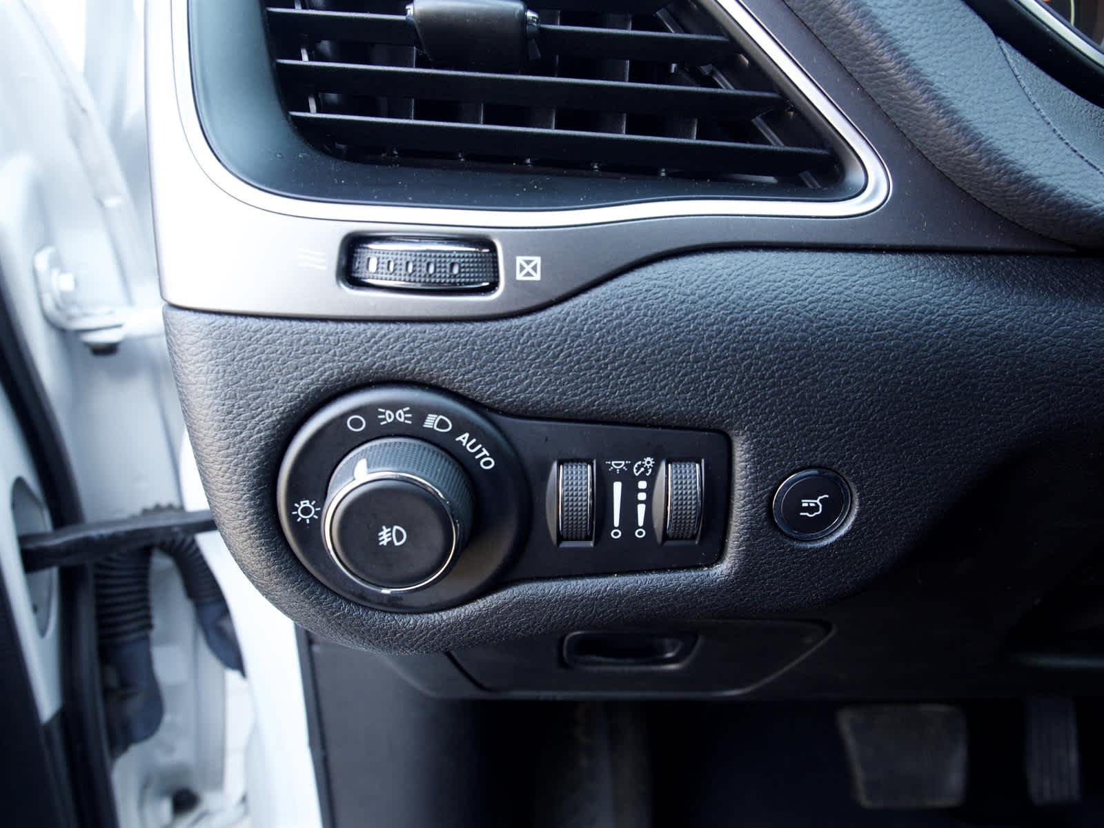 Used 2022 White Jeep Latitude Lux 4x4 image 23