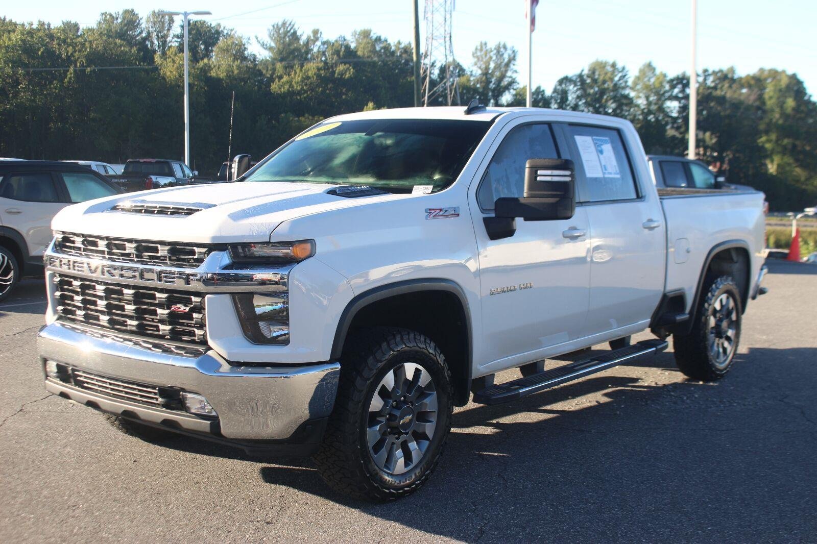 Used 2022 SUMMIT WHITE Chevrolet LT image 3